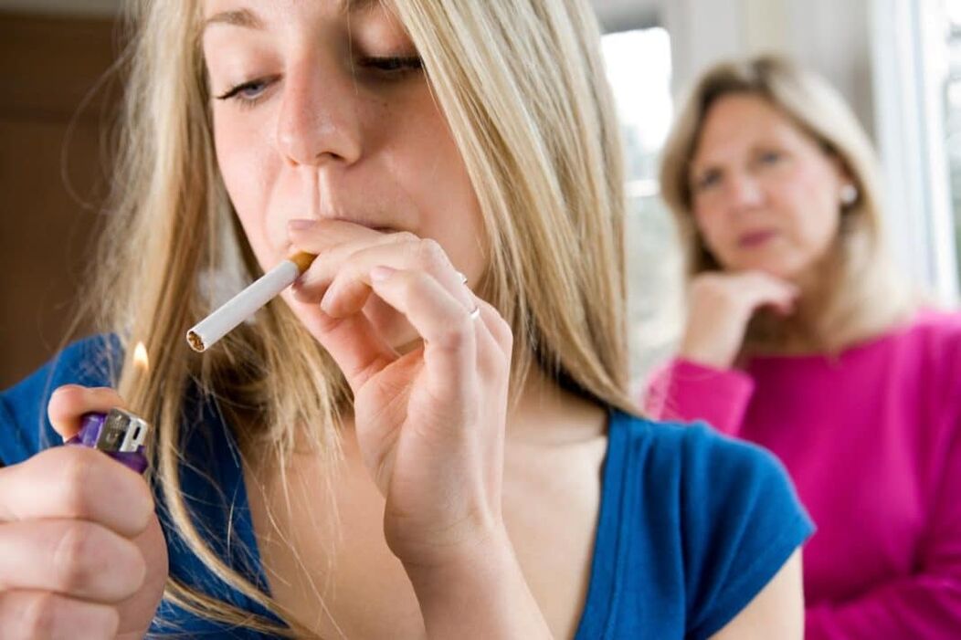 Družinski odnosi lahko povzročijo kajenje med najstniki