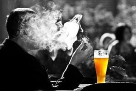 pitje alkohola spodbuja željo po kajenju