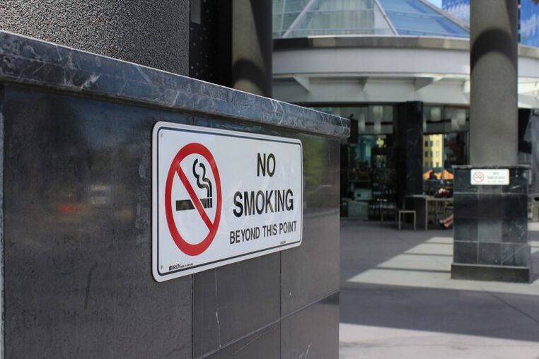 prepoved kajenja na javnih mestih spodbuja opustitev kajenja
